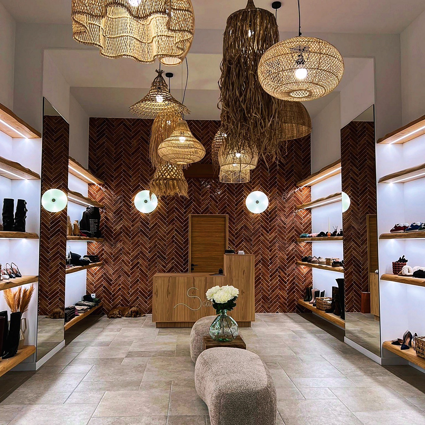 Showroom Ital'3 Habitat — chevrons et luminaires