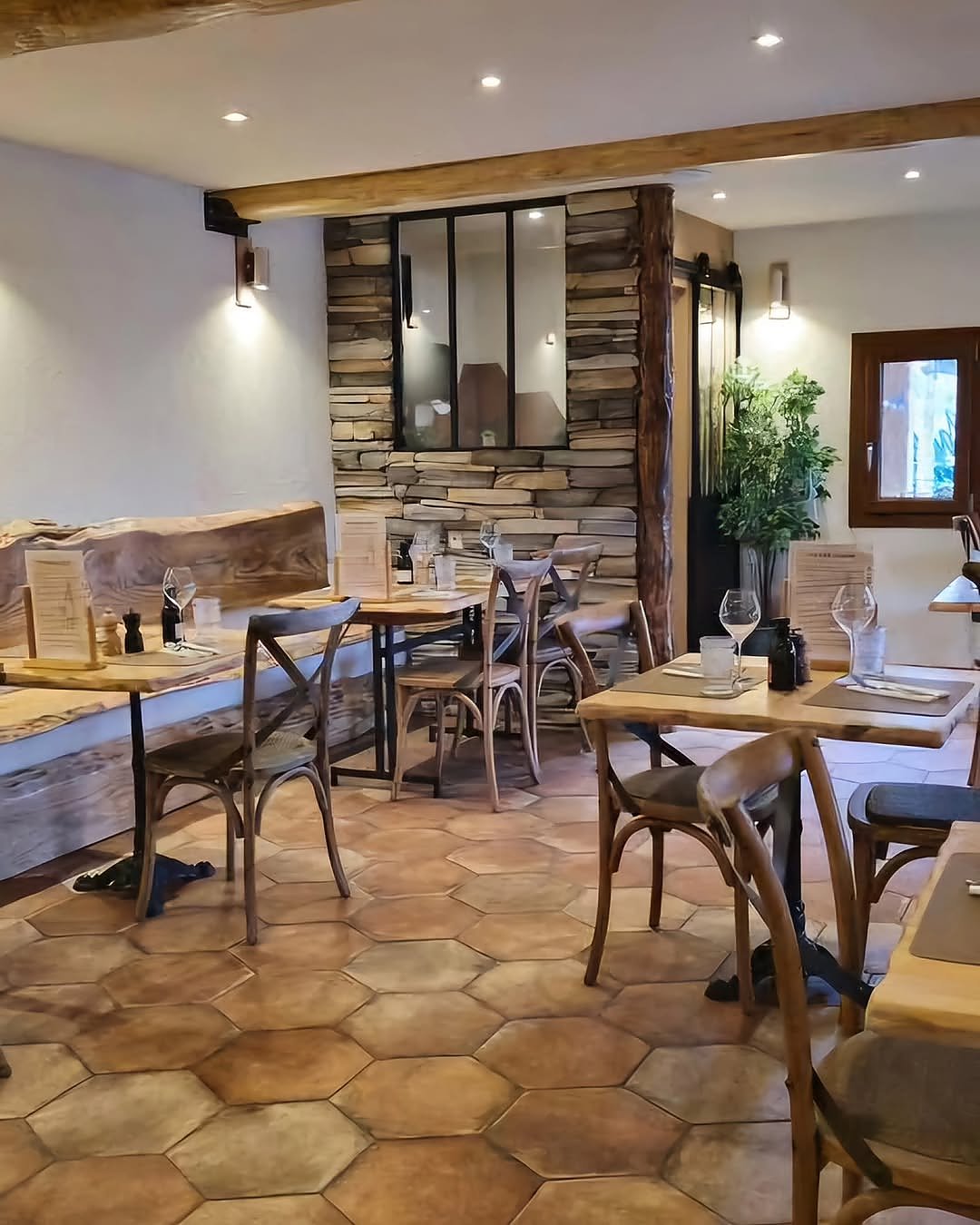 Restaurant, sol en tomette et mur en pierre